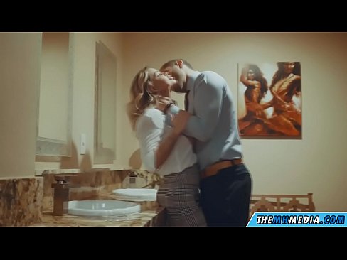 ❤️ Όταν μια πλούσια ξανθιά σε αποπλανεί σε μια δημόσια τουαλέτα ️ Σεξ βίντεο ❌️